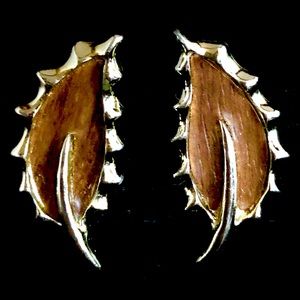 Vintage Sarah Coventry Wooded Beauty signed clip earrings. 1968